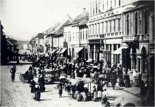 Târg în Piaţa Unirii, fotografie din 1887. Probabil aşa ceva a văzut de pe fereastra camerei de hotel şi autorul reportajului, dacă a tras la actualul hotel Melody, sursa: cluj.travel.ro